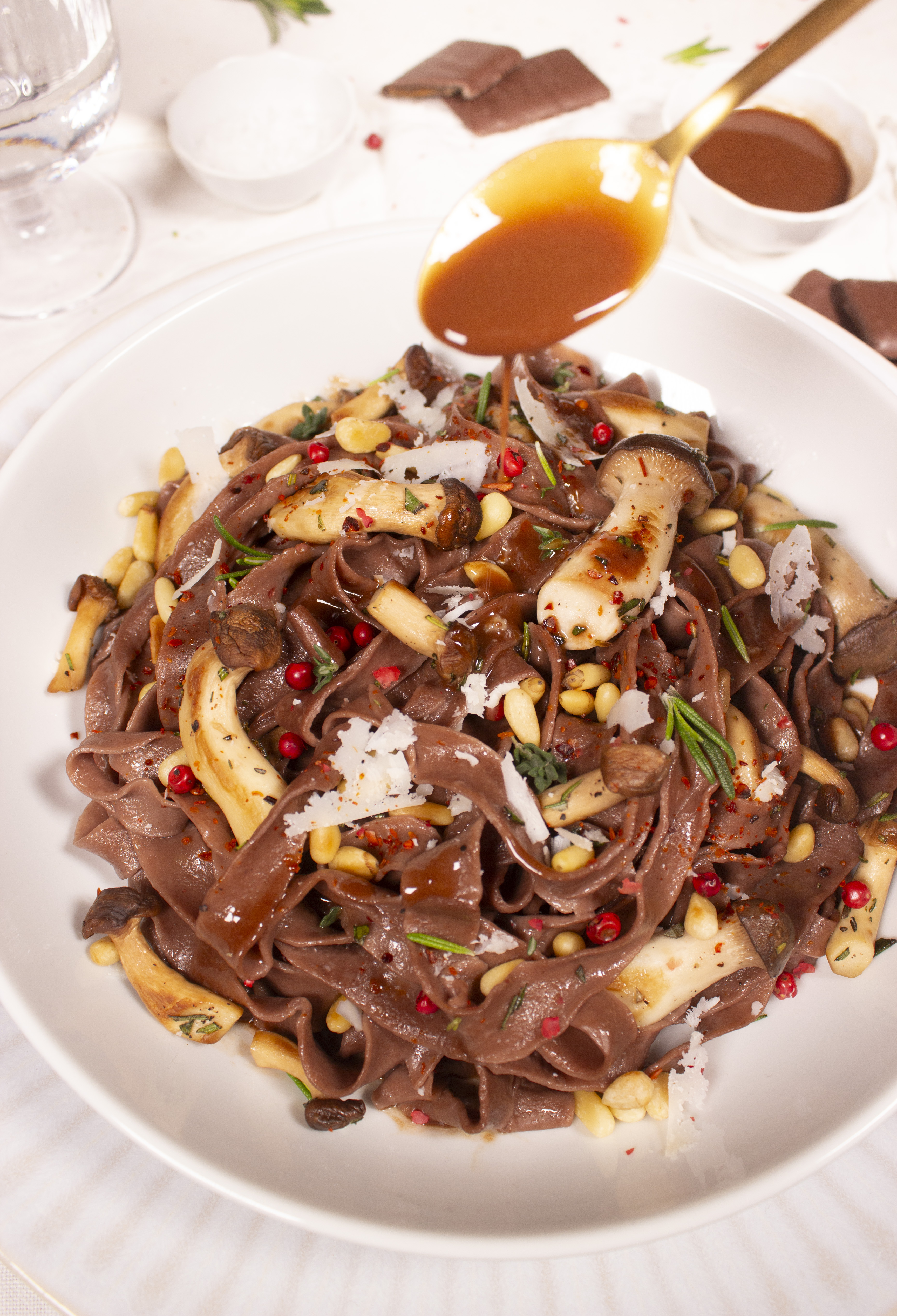 Pasta, Nudeln, Pfifferlinge, Sahnesauce, Nüsse