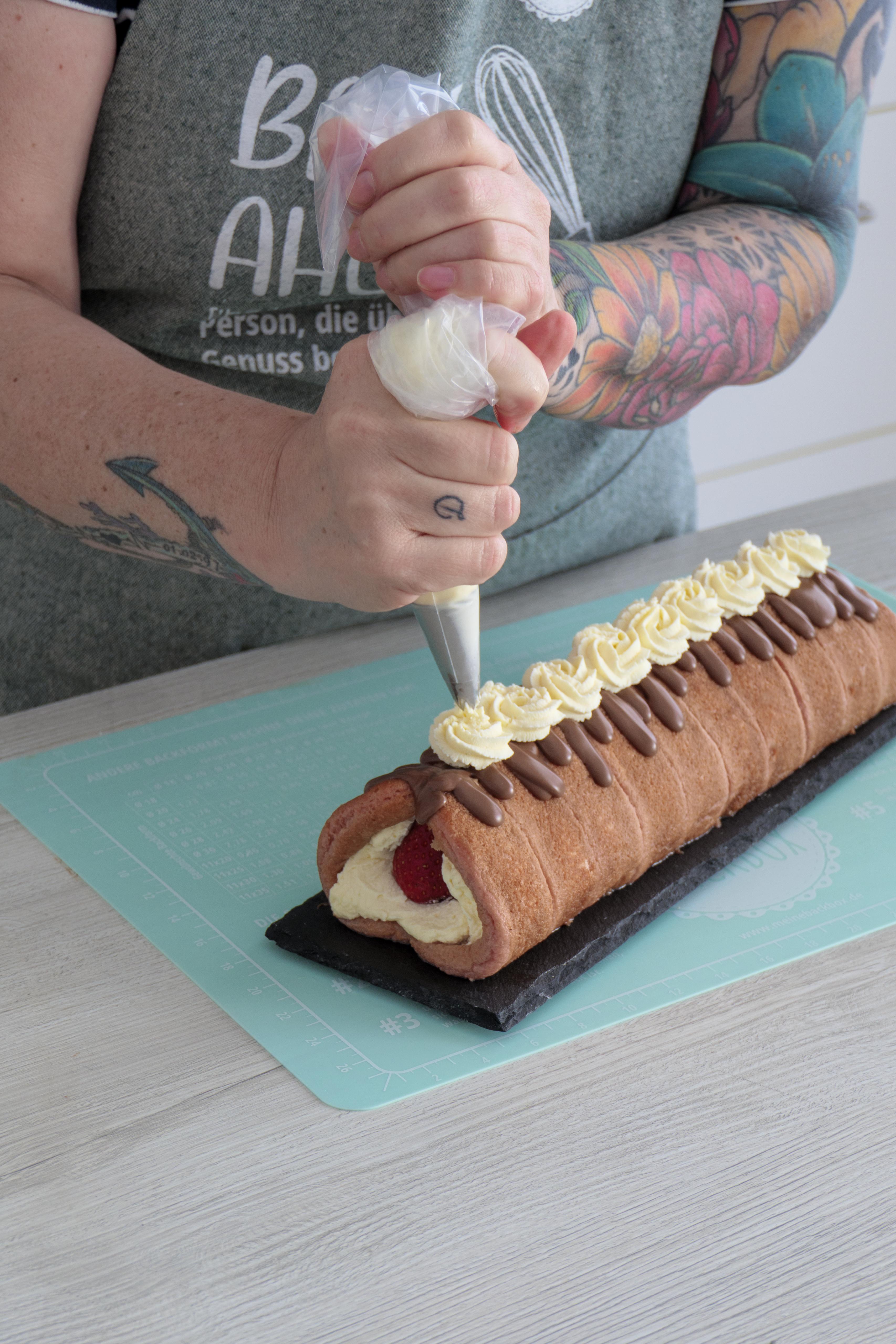 Biskuitrolle, Eclairrolle, Kuchenrolle, Sahnefüllung, Schokoladenverzierung